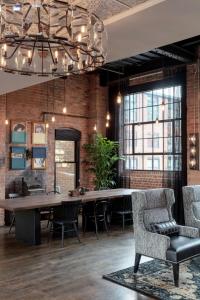 Foundry Hotel Asheville, Curio Collection By Hilton的休息区