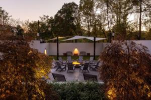 une terrasse avec des chaises, une table et une tente dans l'établissement Hilton Garden Inn Asheville South, à Asheville