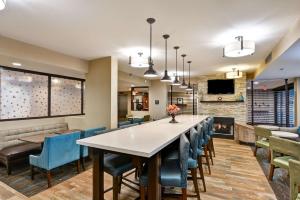 een eetkamer met een tafel en stoelen en een open haard bij Hampton Inn Hendersonville in Hendersonville