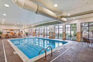 una piscina en una habitación de hotel con un gran edificio en Hampton Inn Hendersonville en Hendersonville