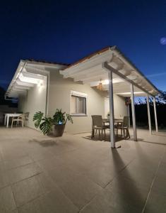 eine Terrasse mit Markise und einem Tisch auf einem Haus in der Unterkunft Ornament: Infinite Nature Villa in Dhafnés