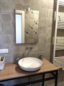 uma casa de banho com um lavatório branco e um espelho. em La Crosona em Colà di Lazise
