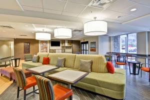 Loungen eller baren på Home2 Suites By Hilton Dickson City Scranton