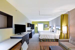 Dickson CityにあるHome2 Suites By Hilton Dickson City Scrantonのベッド1台、薄型テレビが備わるホテルルームです。