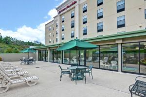 eine Terrasse mit Tischen und Stühlen und ein Hotel in der Unterkunft Hampton Inn & Suites Wilkes-Barre in Wilkes-Barre