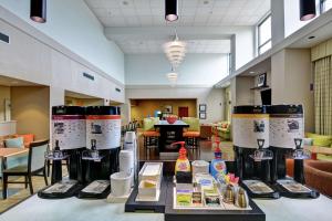 una tienda con una vitrina de botellas de vino en una mesa en Hampton Inn & Suites Wilkes-Barre en Wilkes-Barre