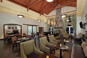 The lounge or bar area at Hampton Inn & Suites Newtown