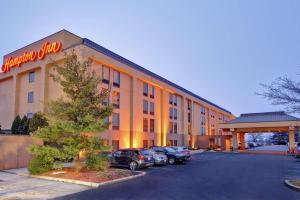 un hotel con coches estacionados en un estacionamiento en Hampton Inn Scranton at Montage Mountain, en Scranton