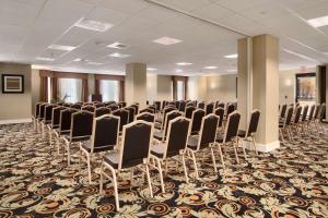 Homewood Suites by Hilton Newtown - Langhorne, PA في Newtown: قاعة المؤتمرات مع صف من الكراسي فيها
