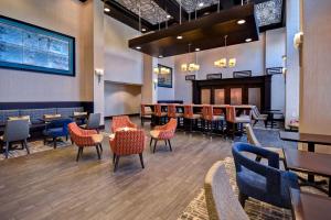 un restaurante con mesas y sillas y un bar en Hampton Inn & Suites - Columbia South, MD, en Columbia