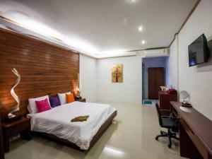 TV i/ili multimedijalni sistem u objektu Paradise Resort Phi Phi