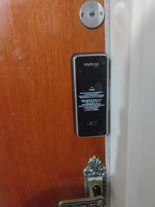 a close up of a door with a plaque on it at Ótimo Apartamento Guilhermina in Praia Grande