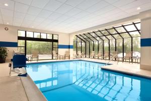 - une piscine d'eau bleue dans un bâtiment dans l'établissement DoubleTree by Hilton Bradley International Airport, à Windsor Locks