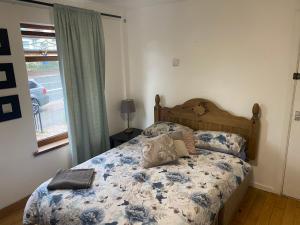 sypialnia z łóżkiem z niebiesko-białą kołdrą w obiekcie bnb81 w mieście Belfast