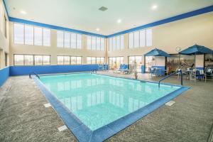 een groot zwembad in een groot gebouw bij Hampton Inn Bardstown in Bardstown