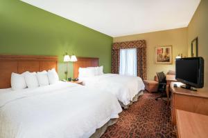 Llit o llits en una habitació de Hampton Inn Bardstown