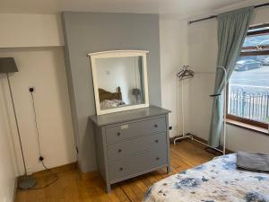 una camera da letto con un comò con uno specchio di bnb81 a Belfast