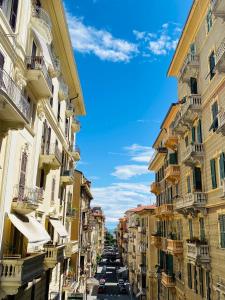 - une vue sur une rue d'une ville avec des bâtiments dans l'établissement CinqueTerre Casa Simón La Spezia, à La Spezia