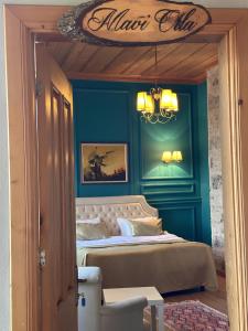Grace Lounge Suite في أنطاليا: غرفة نوم بسرير مع جدار ازرق