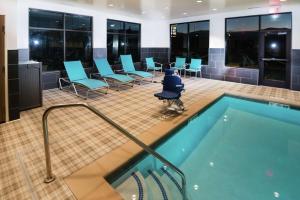 Hampton Inn Arvin Tejon Ranch, Ca内部或周边的泳池