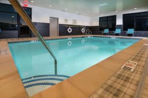Hampton Inn Arvin Tejon Ranch, Ca内部或周边的泳池