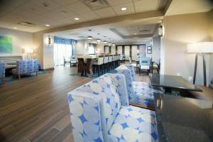 Hampton Inn Arvin Tejon Ranch, Ca的休息区