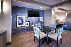 Hampton Inn Arvin Tejon Ranch, Ca的休息区