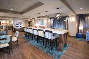 Wheeler RidgeHampton Inn Arvin Tejon Ranch, Ca的大堂设有带椅子的酒吧和厨房