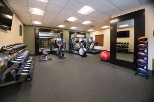 Hampton Inn Arvin Tejon Ranch, Ca的健身中心和/或健身设施