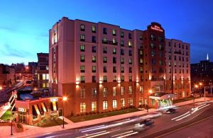 een groot gebouw in een stadsstraat 's nachts bij Hilton Garden Inn Worcester in Worcester