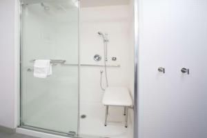 Hampton Inn Arvin Tejon Ranch, Ca的一间浴室