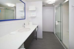 Hampton Inn Arvin Tejon Ranch, Ca的一间浴室