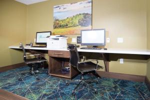 Hampton Inn Arvin Tejon Ranch, Ca的电视和/或娱乐中心