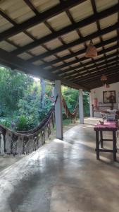 - une terrasse couverte avec un hamac dans une maison dans l'établissement Pousada Luz do Jamacá, à Chapada dos Guimarães