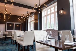 Redmont Hotel Birmingham - Curio Collection by Hilton的休息区