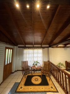 Habitación con balcón con mesa y sillas. en Lomas del Paraná en Eldorado