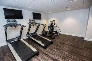 Redmont Hotel Birmingham - Curio Collection by Hilton的健身中心和/或健身设施