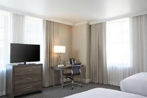 Redmont Hotel Birmingham - Curio Collection by Hilton的电视和/或娱乐中心