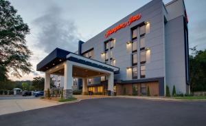 a hotel with a sign on the front of it at Hampton Inn Birmingham-Colonnade 280 in Birmingham