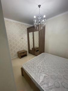 Ένα ή περισσότερα κρεβάτια σε δωμάτιο στο Домик с террасой