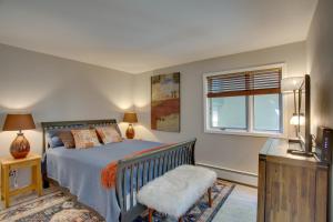 een slaapkamer met een bed en een raam bij Renovated Avon Condo 5 Mins to Beaver Creek Resort in Avon