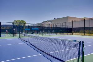 una red de tenis en una pista de tenis en Renovated Avon Condo 5 Mins to Beaver Creek Resort, en Avon