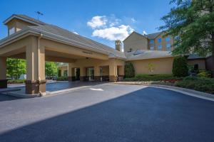 un aparcamiento vacío frente a un edificio en Homewood Suites by Hilton Birmingham-SW-Riverchase-Galleria, en Hoover