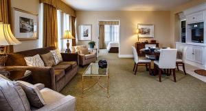 伯明翰的住宿－伯明翰市中心塔特懷勒漢普頓套房酒店，客厅配有沙发和桌子