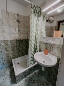 扎科帕內的住宿－Stan Relaksu - noclegi w Zakopanem，浴室配有水槽、淋浴和浴缸。