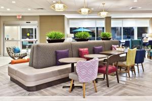 Home2 Suites By Hilton Birmingham Colonnade的休息区