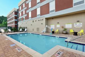 une grande piscine en face d'un bâtiment dans l'établissement Home2 Suites By Hilton Birmingham Colonnade, à Birmingham