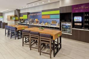 Home2 Suites By Hilton Birmingham Colonnade餐厅或其他用餐的地方