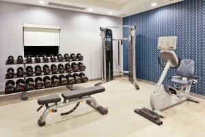 Home2 Suites By Hilton Birmingham Colonnade的健身中心和/或健身设施