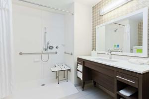 伯明翰Home2 Suites By Hilton Birmingham Colonnade的配有水槽、淋浴和镜子的浴室